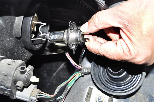 How to change headlight bulb ford taurus