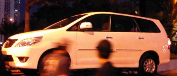 new-toyota-innova-spied-photo-1 Face-lifted Toyota Innova in India likely by mid 2012