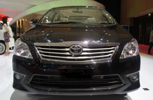 innova-front-photo Facelifted Toyota Innova unveiled in Indonesia, likely in India in 2012