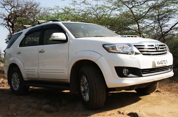 2012-toyota-fortuner-side-profile