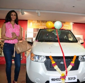 Bollywoodskådespelerskan Gul Panag köper en elektrisk bilrickshaw