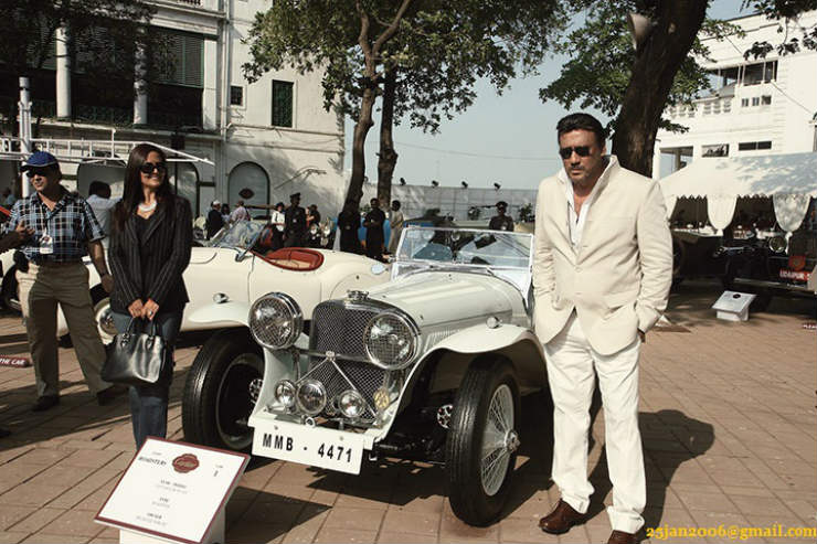 Bollywood-skådespelaren Jackie Shroff sågs i Jaguar XKR coupé-sportbil [Video]