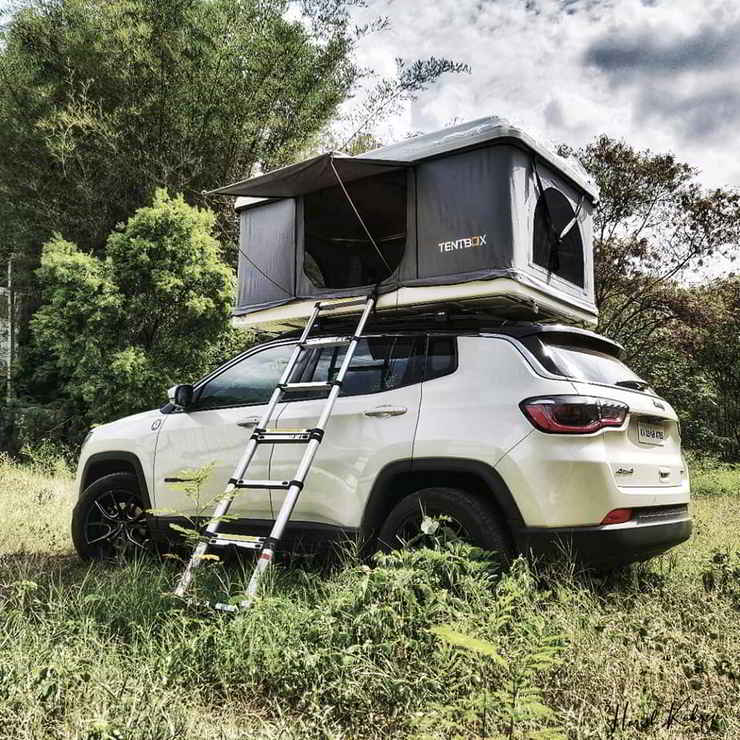 The 'tentbox'-equipped Jeep Compass is the perfect weekend camping car: Fits all cars with roof rails