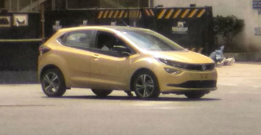 Tata Altroz spotted without any camouflage before official launch