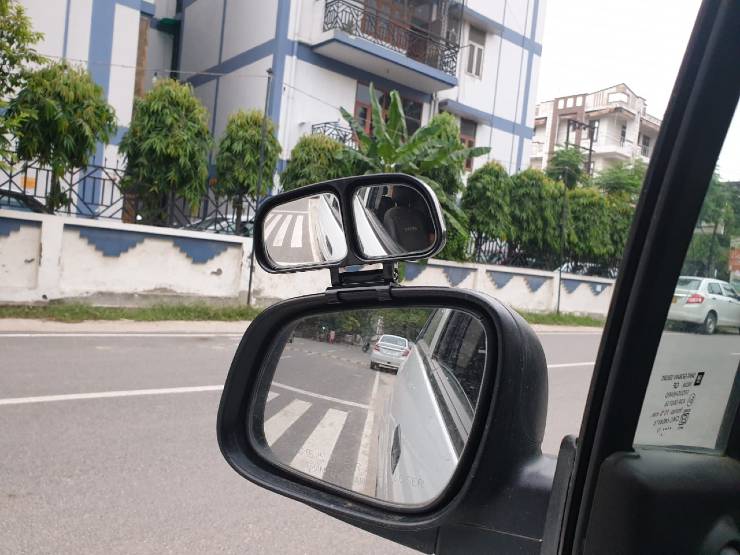 Riding in a blind spot of a car is very risky: Live example [Video]