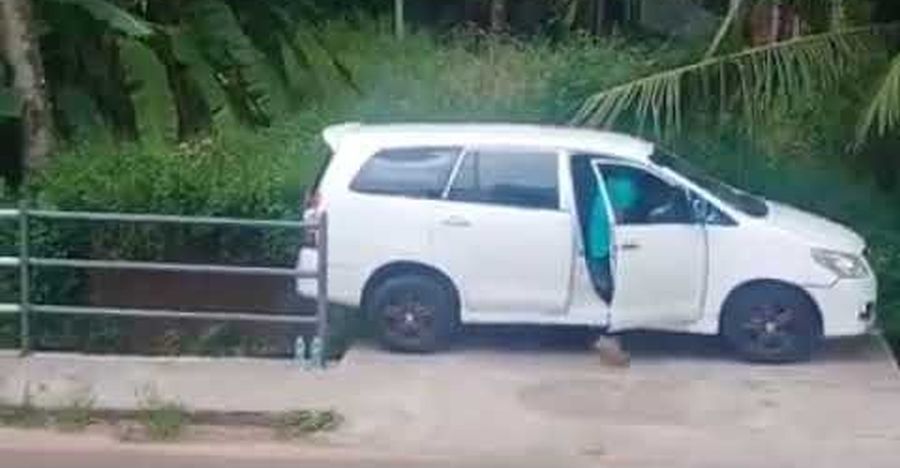 Toyota Innova driver's super precise driving in and out of an EXTREME ...