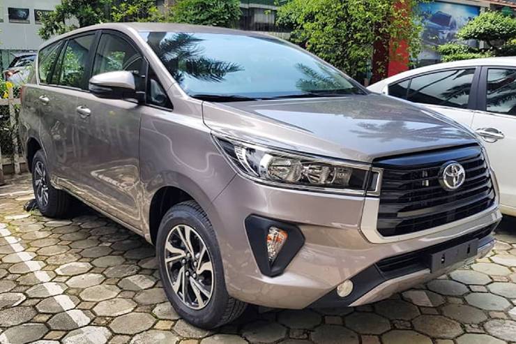 Toyota Innova Facelift in white and bronze colours