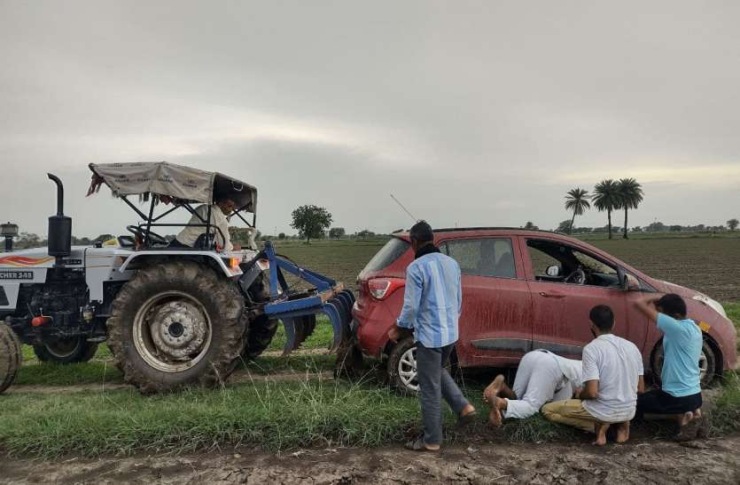 German tourists following Google Maps in a Hyundai Grand i10 get royally stuck in a field in Rajasthan
