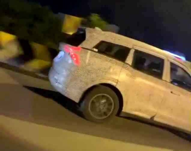 Mahindra XUV 700 spotted with X-shaped tail lamps