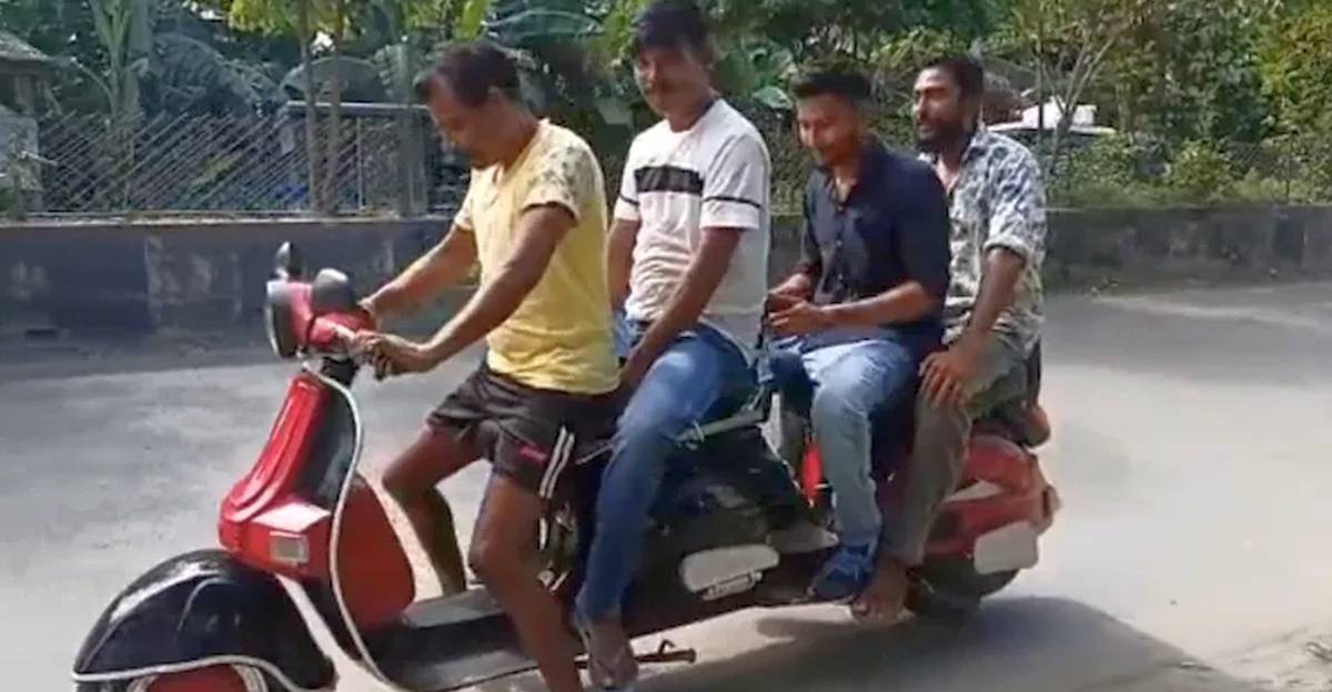 Ældre borgere svindler krølle Assam man designs scooter with four seats to take his family along