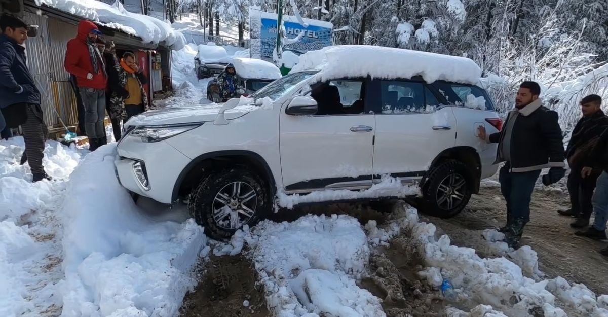 Toyota Fortuner 4×2 gets stuck in snow: Shows how important 4×4 is