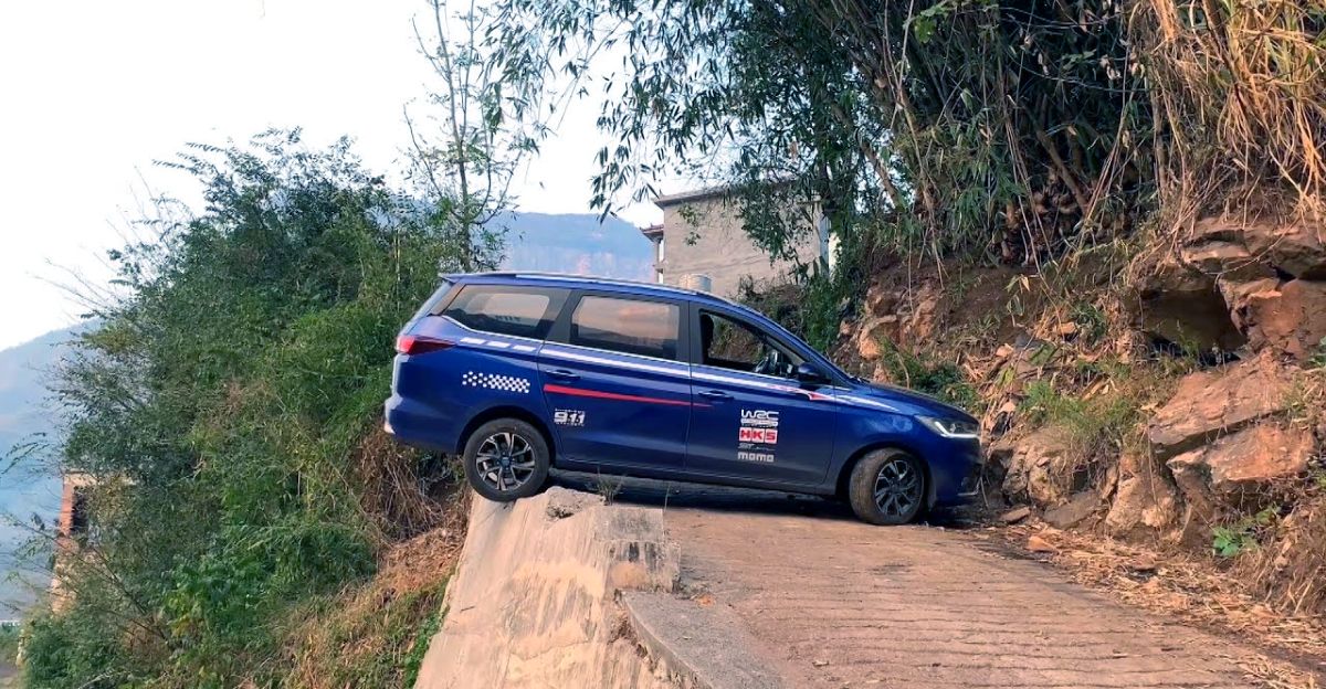 Can this car driver pull off a U-Turn on this narrow hill road? [Video]