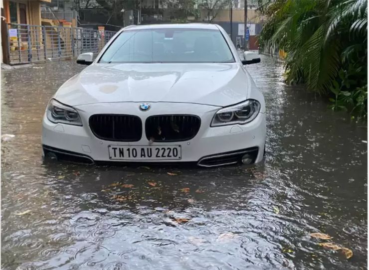  El BMW del director de fotografía se queda atascado en una carretera inundada: cómo lidiar con tal situación