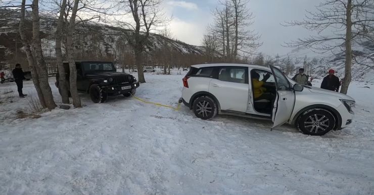Mahindra XUV700 stuck in snow: Thar 4X4 to the rescue [Video]