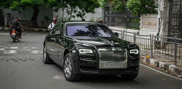 South Indian moviestar Dhanush’s Rolls Royce caught on camera for the first time