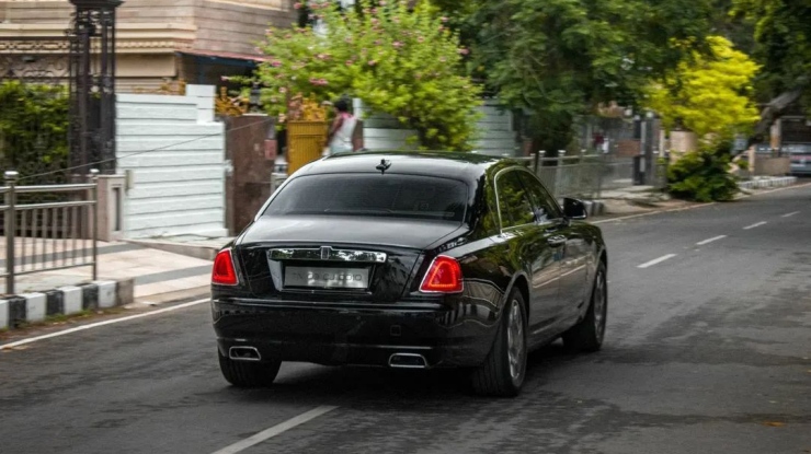 South Indian moviestar Dhanush’s Rolls Royce caught on camera for the first time
