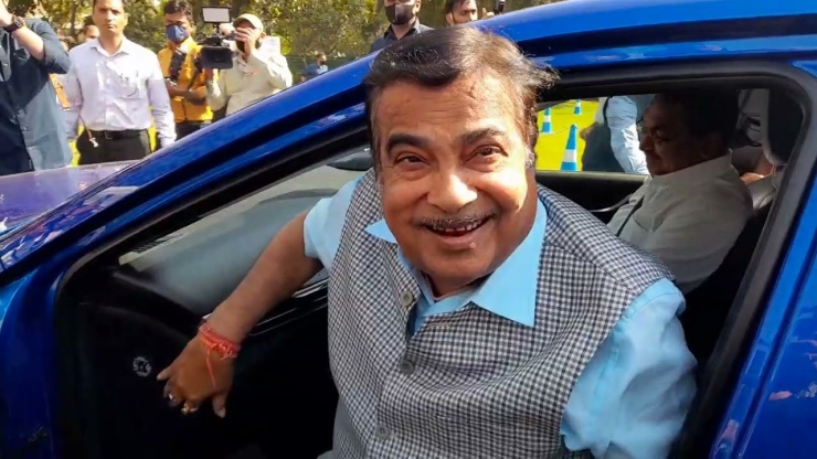 Minister Nitin Gadkari’s first reaction after taking a ride in Toyota Mirai Hydrogen car [Video]