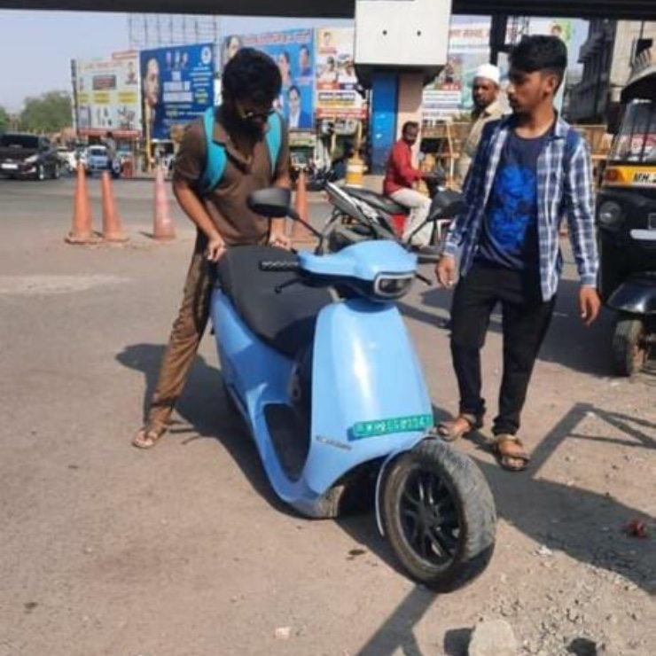 Ola S1 Pro electric scooter’s front suspension breaks during head-on collision
