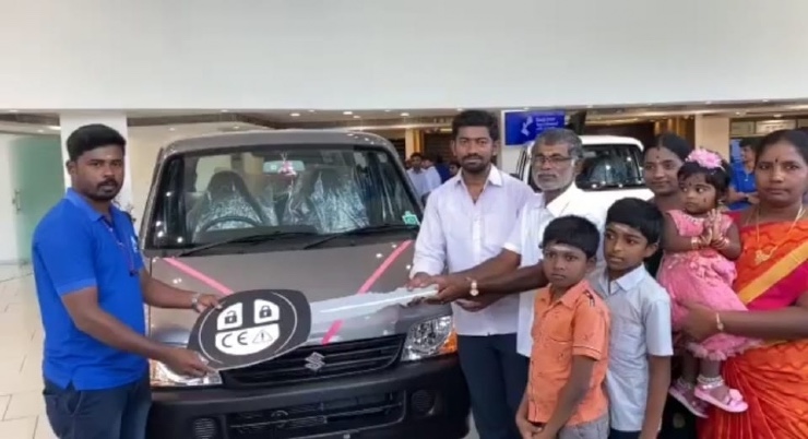 Tamil Nadu man buys Maruti Eeco at Rs 6 lakhs with Rs 10 coins!