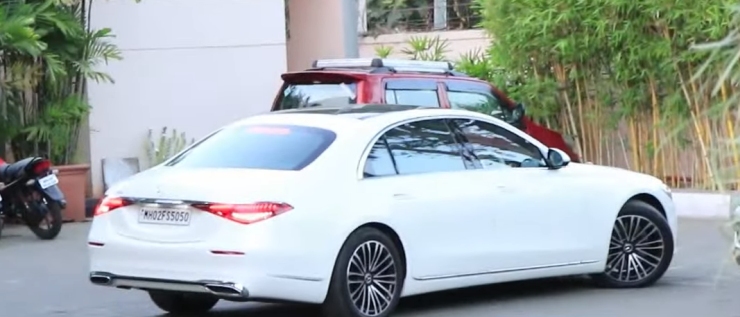 Bollywood actor Shahrukh Khan spotted in his new Mercedes-Benz S-Class worth Rs. 1.6 Crores