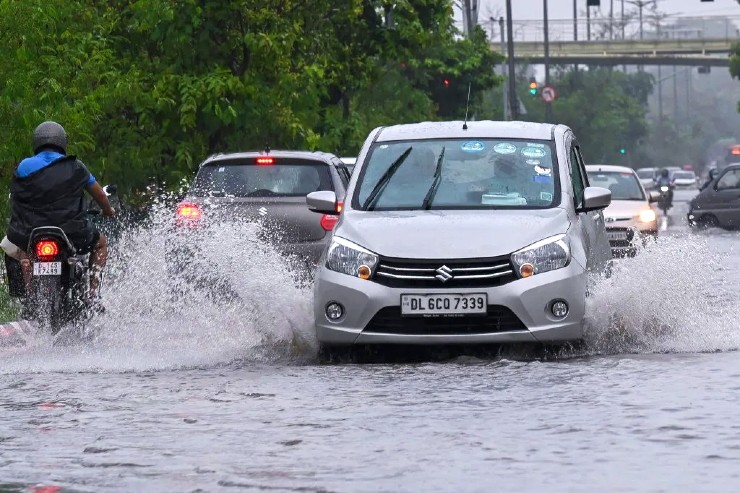 10 things that you should never do while driving through a flooded road