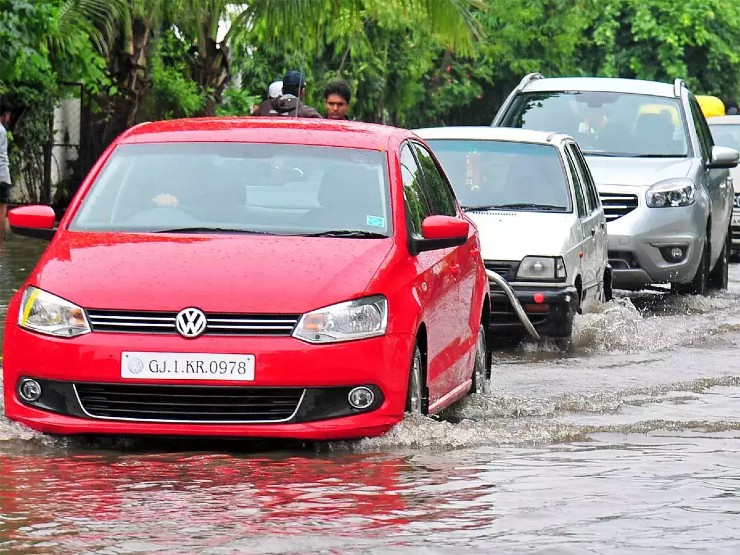 10 things that you should never do while driving through a flooded road