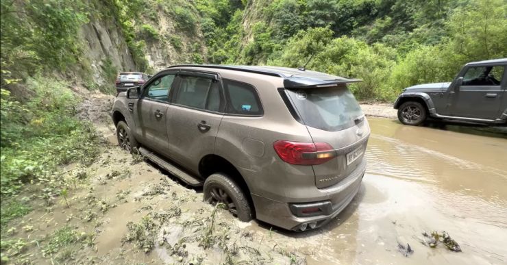 Toyota Fortuner & Ford Endeavour get stuck in sand while off-roading [Video]