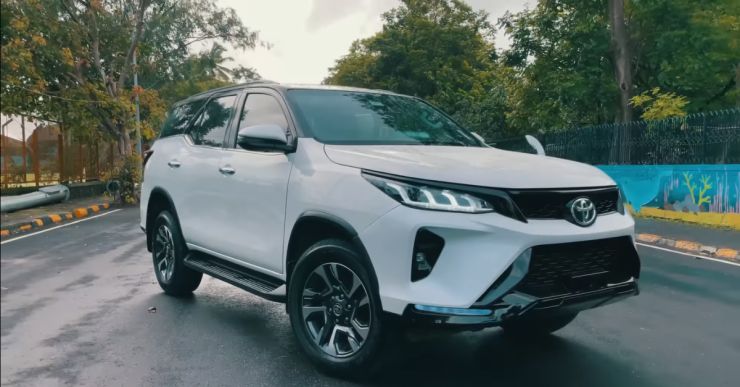 Pre-facelift Toyota Fortuner neatly modified to look like Legender [Video]