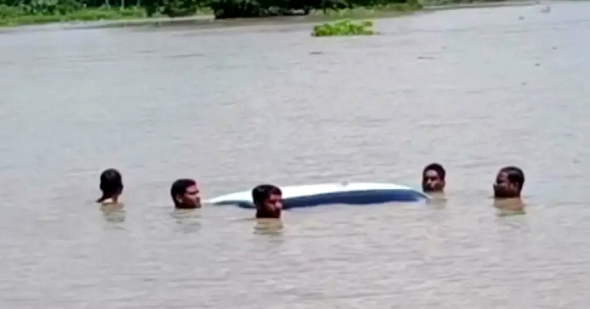Firemen save family in a car from drowning in floodwaters of the Mahanadi river [Video]