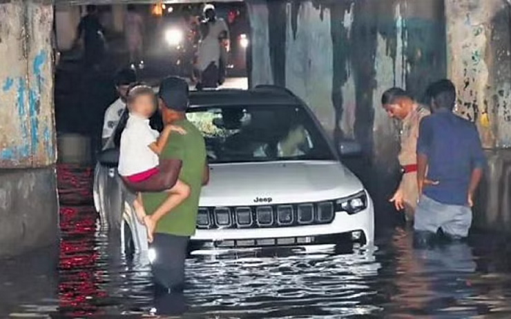 Jeep Compass owner fined for driving into flooded subway despite barricades: Rescued by locals