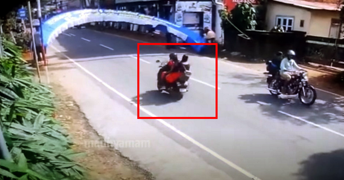 道路に設置されたアーチがスクーターで移動中の母と娘に落ちる [Video]