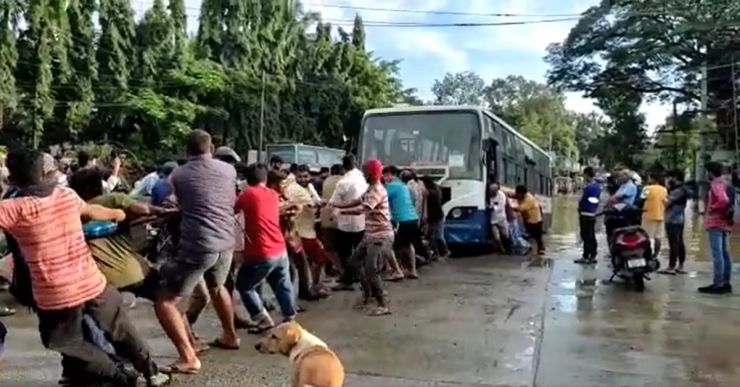 Citizens pull a bus out from waterlogged road in Bengaluru [Video]