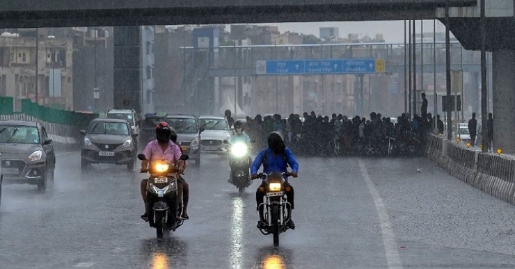 Bikers taking shelter from rain in underpasses & under flyovers to be fined: Bangalore Police