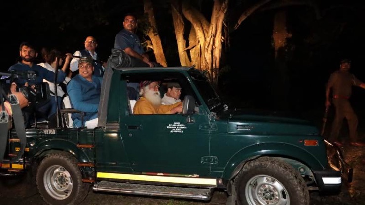 サドゥグルはアッサムの CM と一緒に夜にカジランガ公園に入る: FIR は両方に対して登録された