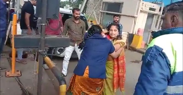 Two women thrash each other in a fight at Nashik toll plaza over toll payment [Video]