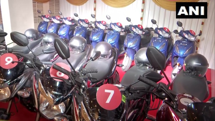 चेन्नई के व्यवसायी ने दीवाली पर कर्मचारियों को Maruti Swift, Honda Activas और Shine मोटरसाइकिल उपहार में दी