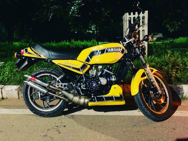 MS Dhoni spotted riding restored Yamaha RD350 LC [Video]