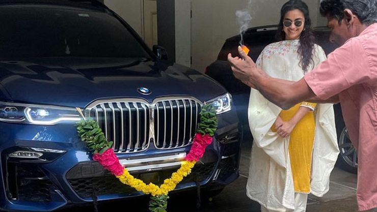 女優のKeerthy Sureshが新しいBMW X7高級SUVを購入
