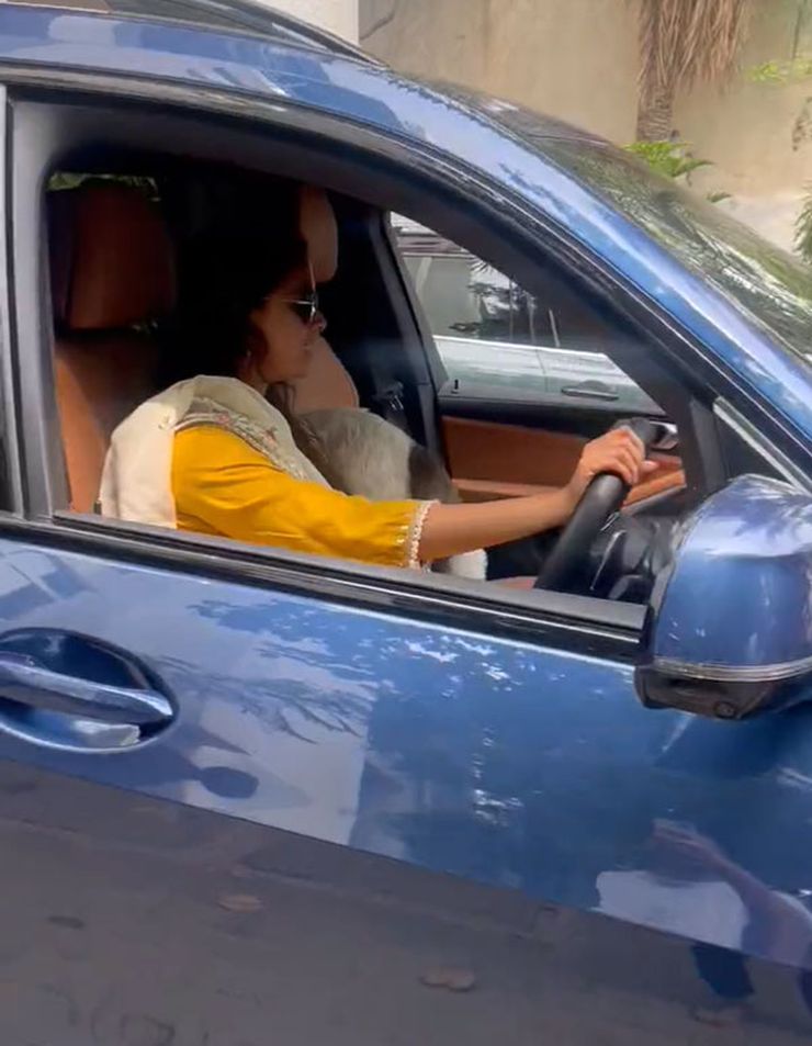 女優のKeerthy Sureshが新しいBMW X7高級SUVを購入