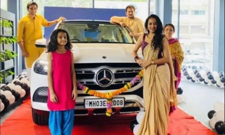 Betrug 1992 Der Schauspieler Pratik Gandhi und der Mirzapur-Schauspieler Divyendu Sharma bringen luxuriöse Mercedes-Benz GLS 400d SUVs nach Hause