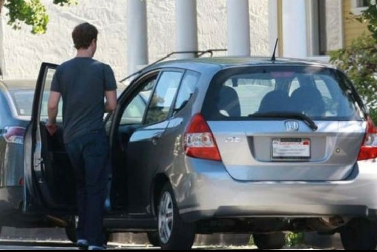 Os carros humildes dos bilionários: o Honda Fit de Mark Zuckerberg para o Honda Accord de Jeff Bezos