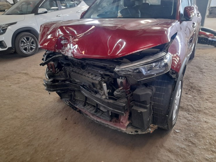 Kia service center crashed Sonet: Blames cow and asks owner to claim insurance [Video]