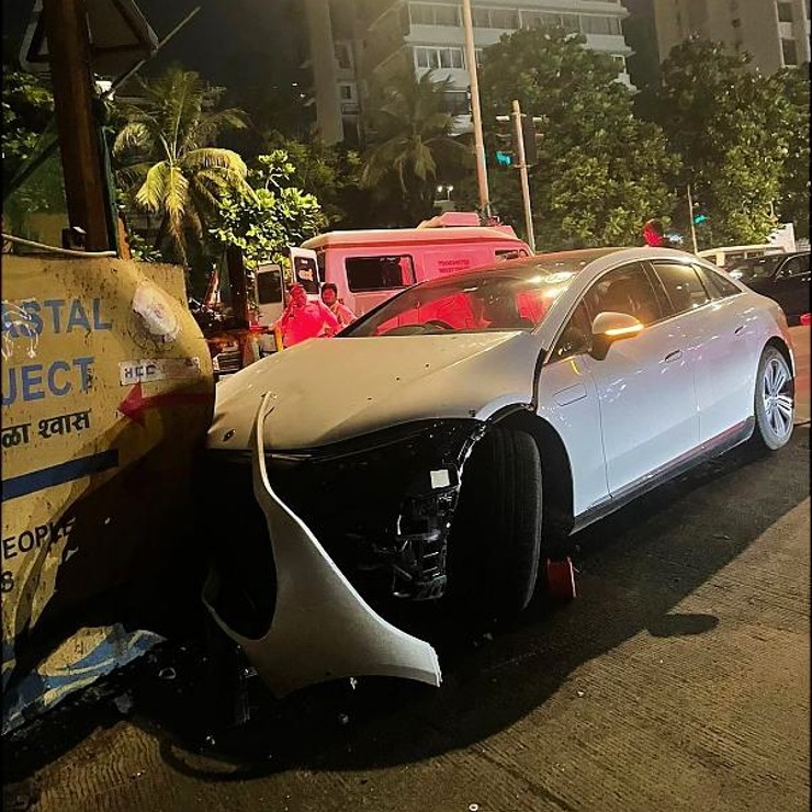 Mercedes Benz EQS worth Rs. 1.6 crore crashes on Bandra-Worli sea-link: First electric luxury car crash