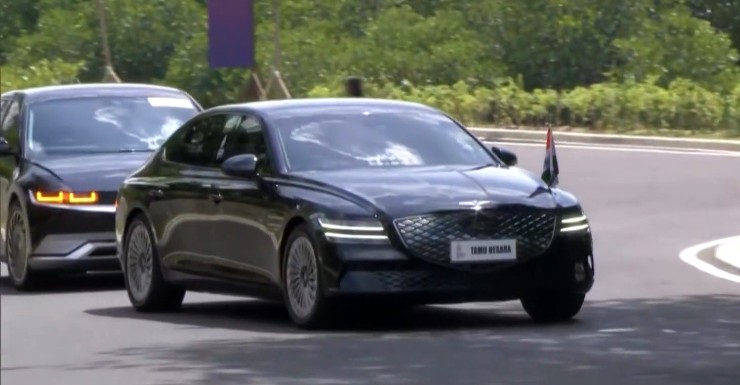O primeiro-ministro indiano Narendra Modi chega à cúpula do G20 em um sedã de luxo elétrico Hyundai Genesis [Video]