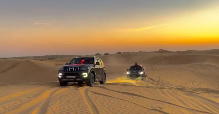 Mahindra Scorpio N, Land Cruiser, Jeep Wrangler salen de la carretera en el desierto
