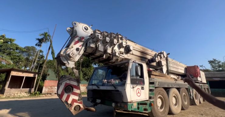 Mercedes Benz-powered crane that costs Rs. 22 crore now in India [Video]