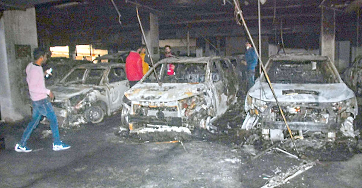 Delhi man sets car on fire in revenge: Fire ends up burning 20 more cars
