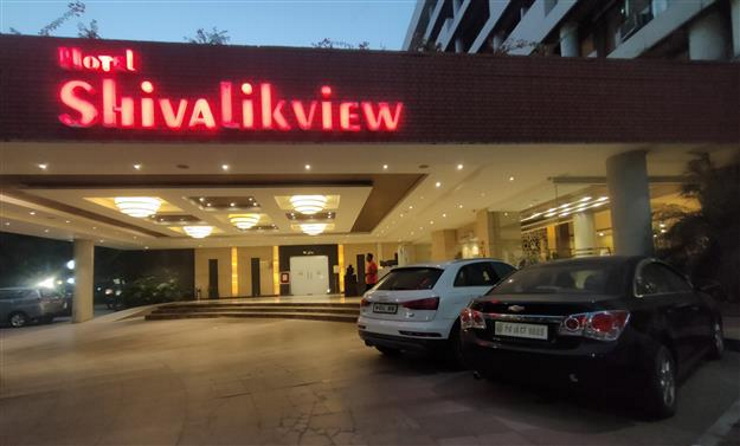 Hotel to auction Audi Q3, Chevrolet Cruze of businessmen who failed to pay Rs 22 lakh bill [Video]