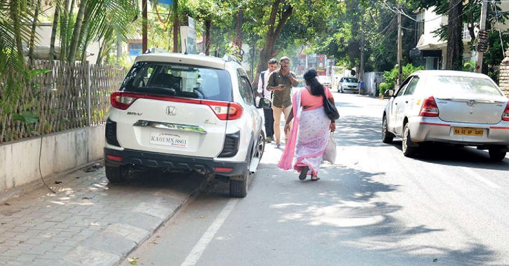 FIR mot dem som parkerar på gångväg, 350 fall har redan registrerats: Bengaluru trafikkommissionär