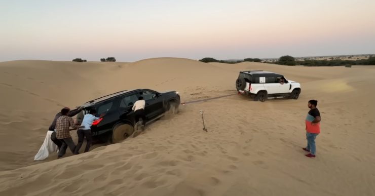 Un Toyota Fortuner atascado en la arena fue rescatado por un Land Rover Defender
